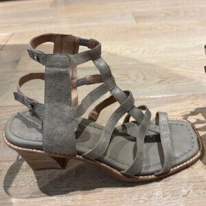 Donald Pliner 9.5 womens block heel sandals